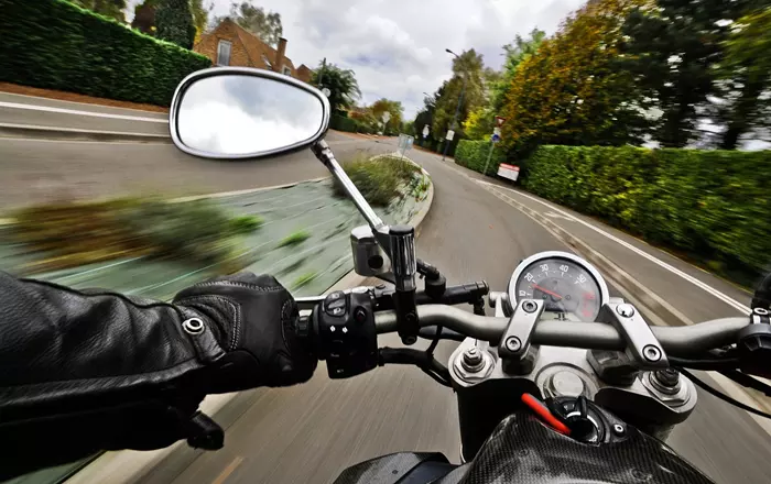 Motoros a sztr�d�n