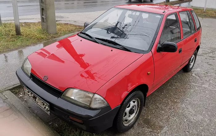 Parkol piros Suzuki Swift Kiskunhalason