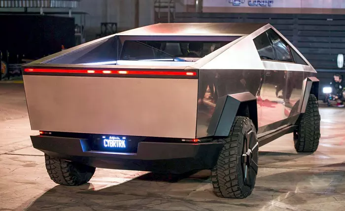 Tesla Cybertruck htulja
